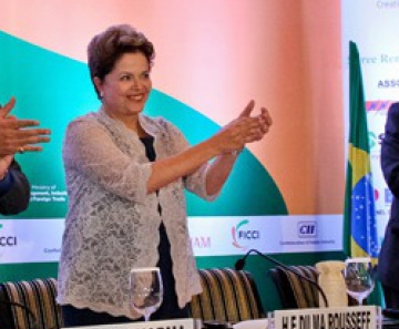 Presidente Dilma Rousseff em seminário que reuniu empresários brasileiros e indianos em Nova Déli, na Índia