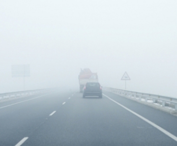 Reduzir a velocidade é a melhor forma de reduzir os riscos em caso de neblina ou nevoeiro.