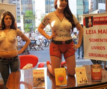 Ao lado de Bruna Themis, do Femen, escritora Vanessa de Oliveira posa durante protesto contra pirataria em livraria de São Paulo