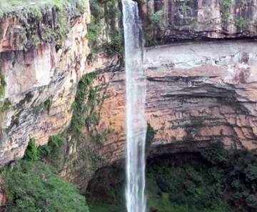 Com 86 metros de queda d'água, cachoeira do Véu de Noiva é um dos cartões postais do Parque Nacional de Chapada