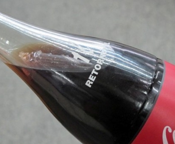 Comerciante encontra pino de plástico dentro de garrafa de coca-cola 