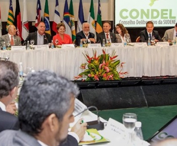 A presidente Dilma Rousseff e governadores do Nordeste em reunião em Salvador