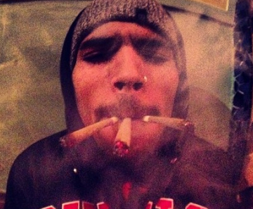 Chris Brown fuma três cigarros