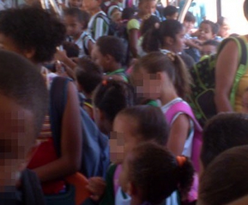 Crianças enfrentam escolar superlotado para ir à escola em Esmeraldas