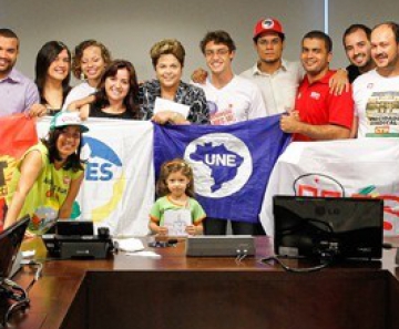 Dilma Rousseff posa para foto durante reunião com Daniel Iliescu, presidente da UNE, e Entidades Representantes da 1ª Jornada de Lutas da Juventude Brasileira 