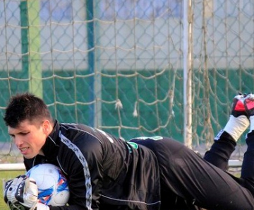 Tiago Volpi em ação em treino do Figueirense