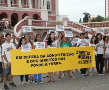 Grupo se reuniu em frente ao Teatro Amazonas para protestar contra a PEC 215