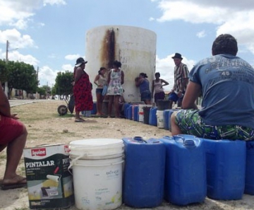 Moradores de Ipueira precisam fazer fila para conseguir água 