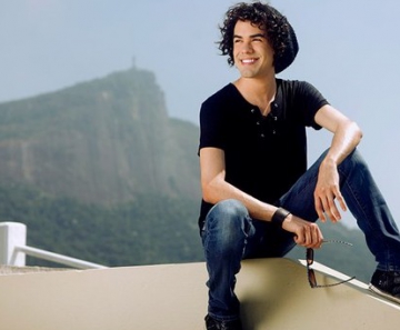 Sam Alves posa com um dos cartões-postais do Rio ao fundo 