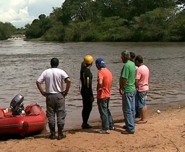 Três bombeiros buscam por corpo de Moreira Filho no rio Sapucaí 