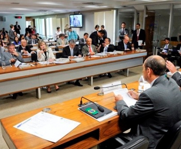 Senadores reunidos durante a sessão da CCJ 