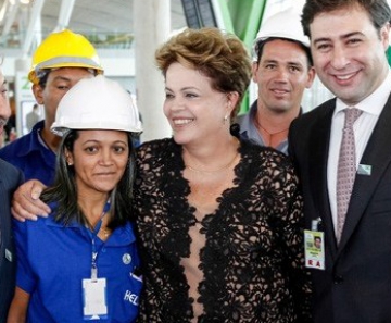 Dilma posa para foto com trabalhadores durante cerimônia de inauguração do Pier Sul do aeroporto internacional Juscelino Kubitschek, em Brasília. 