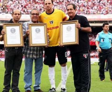 Rogério Ceni recebe placas do vice Roberto Natel, do presidente Carlos Miguel Aidar e de Muricy