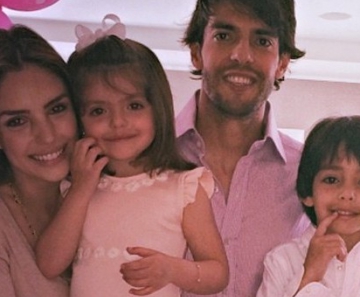Carol Celico com Kaká e os filhos