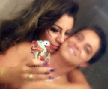 Thammy Miranda toma banho com a namorada, Andressa Ferreira