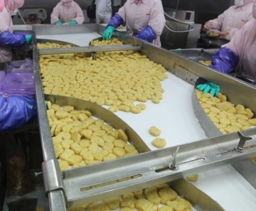 Foto feita neste domindgo (20) mostra produção de trabalhadores na Shanghai Husi Food Co, fábrica do OSI Group, em Xangai 