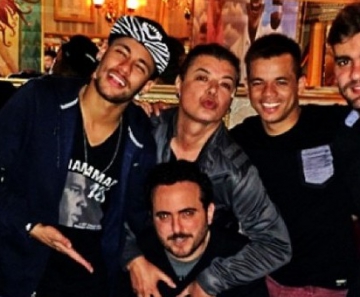 Neymar com David Brazil e amigos em restaurante