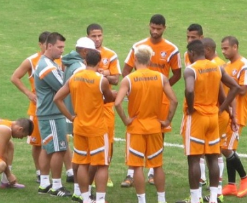 Cristóvão Borges comanda treino com Valencia no lugar de Walter