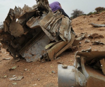 Foto mostra destroços do avião espalhados no local do acidente na região de Gossi, no Mali
