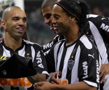 Leonardo Silva comemorou ao lado de Ronaldinho Gaúcho o título da Recopa Sul-Americana 