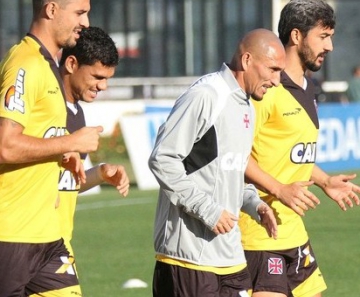 Douglas Silva corre ao lado de Dakson, Guiñazu e Douglas em São Januário