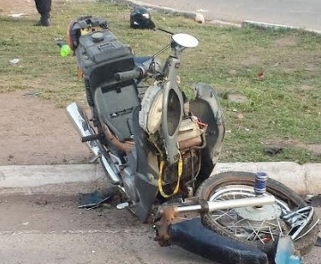 Motocicleta ficou totalmente destruída após acidente em Cuiabá.
