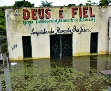 Cheia em Humaitá deixou bairros inundados 