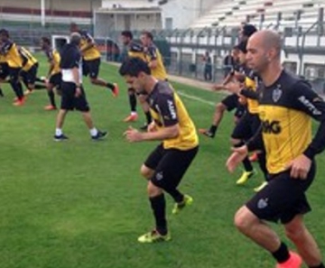 Convocado, Diego Tardelli treina com o grupo do Atlético-MG nas Laranjeiras 