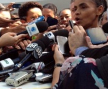 Marina Silva durante pronunciamento a jornalistas em Brasília 