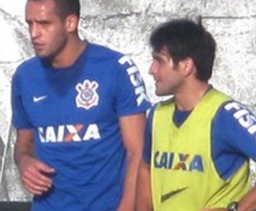 Renato Augusto (à esquerda) será titular; Lodeiro (à direita) pode estrear