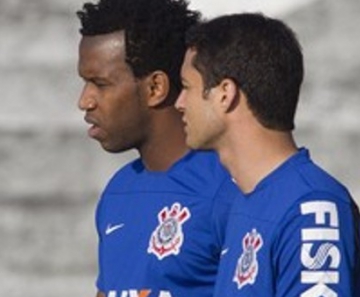 Anderson Martins e Gil formam dupla contra o Goiás 