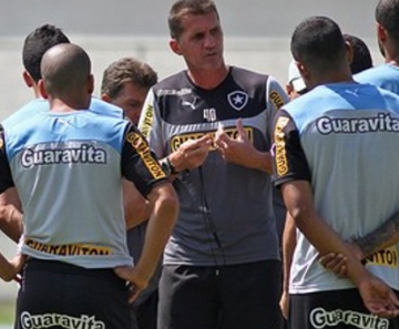 Vagner Mancini conversa com os jogadores do Botafogo durante o treinamento, no Engenhão 