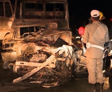 Dois dos três veículos envolvidos no acidente foram completamente destruídos pelo fogo 