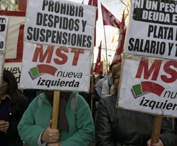 Na quarta-feira (27), argentinos protestaram na Plaza de Mayo, próximo à sede do governo 