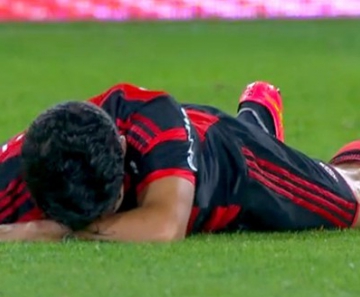 Eduardo da Silva sente dor no chão após receber pancada de Luccas Claro nas costas