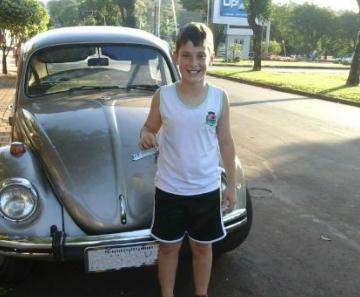 Thiago, de 10 anos, juntou dinheiro durante três anos para comprar seu primeiro carro, em Assis Chateubriand, no Paraná 
