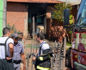 Bombeiros controlaram fogo com ajuda de vizinhos no Jardim Vitória em Piracicaba 