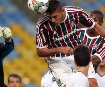 Edson cabeceia para marcar o seu segundo gol pelo Fluminense na vitória
