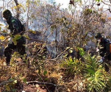 Militares e bombeiros tentam controlar incêndio no Parque Serra Azul, em Barra do Garças (MT). 