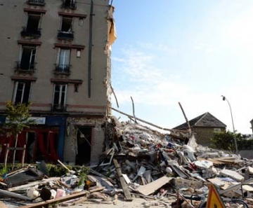 Prédio desabou em Rosny-sous-Bois neste domingo (31) após explosão; causa ainda não foi determinada 