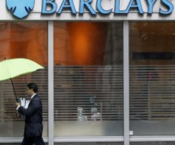 Homem passa em frente à fachada do Barclays no centro de Londres 
