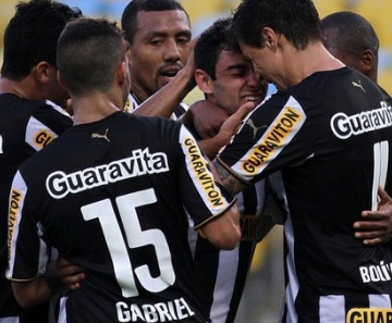 Jogadores comemoram o gol da vitória sobre o Santos, no Maracanã 
