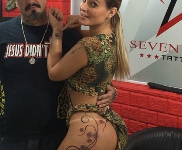 Andressa Urach posa ao lado de seu tatuador