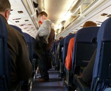 Passageiros no corredor do avião