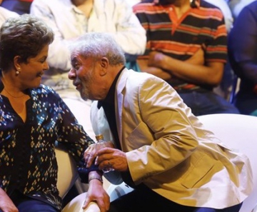 Dilma e Lula durante encontro com artistas e intelectuais no Rio de Janeiro