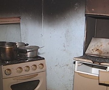 Bombeiros disseram que o fogo começou na cozinha e alastrou para os demais cômodos 