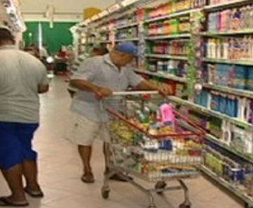 Consumidores fazem menos visitas e levam mais itens dos supermercados