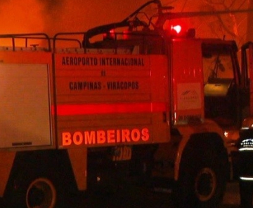 Incêndio em barracão deixa feridos e famílias desalojadas em Campinas, SP