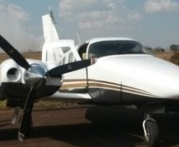 Avião foi apreendido pela polícia com R$ 500 mil e santinhos