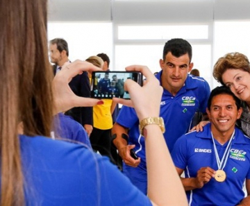 Dilma posa para fotos com jovens atletas olímpicos e paraolímpicos durante cerimônia no Palácio do Planalto